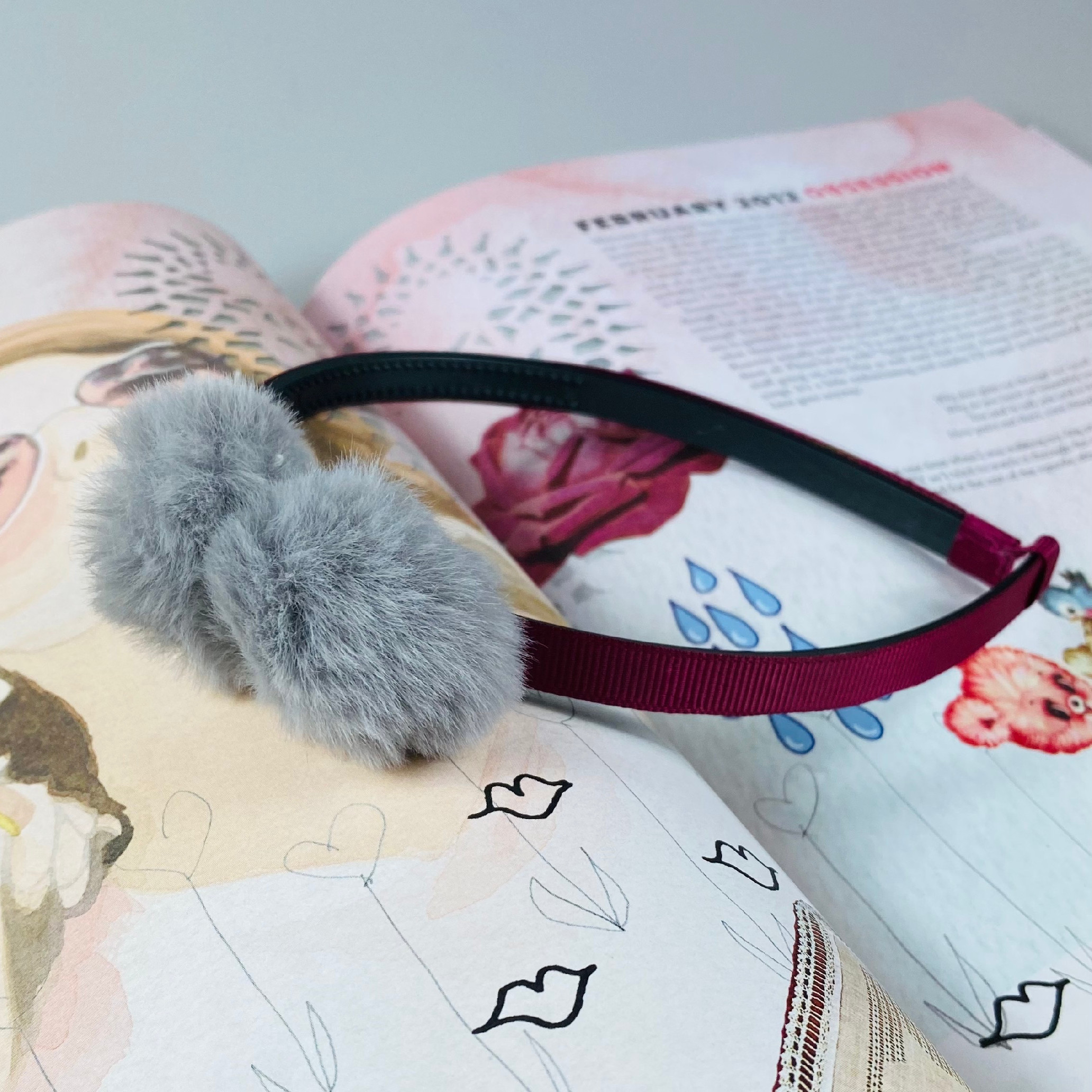 Čelenka s pom pom - bordová / sivá SG-8475H-BS