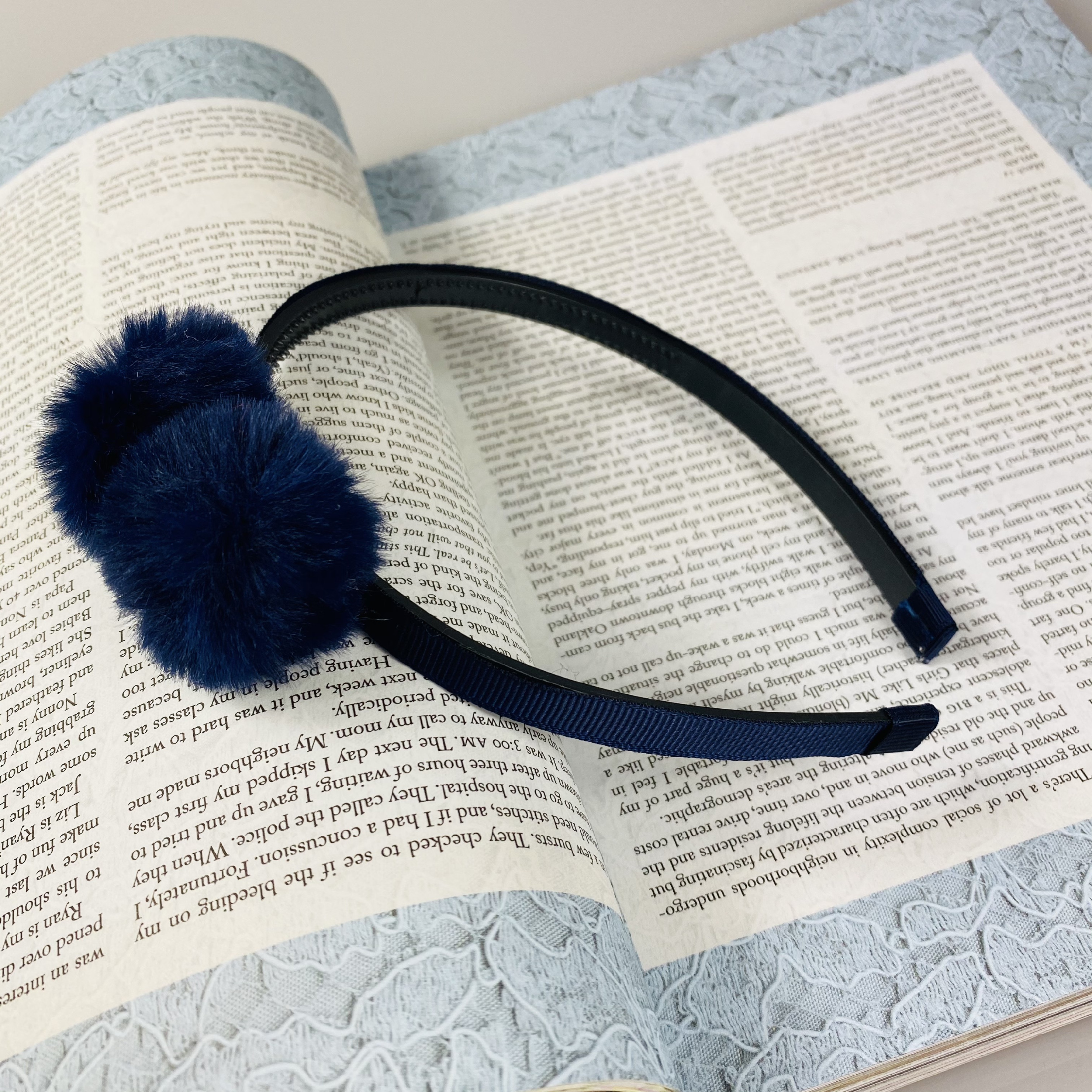 Čelenka s pom pom - modrá SG-8475H-M