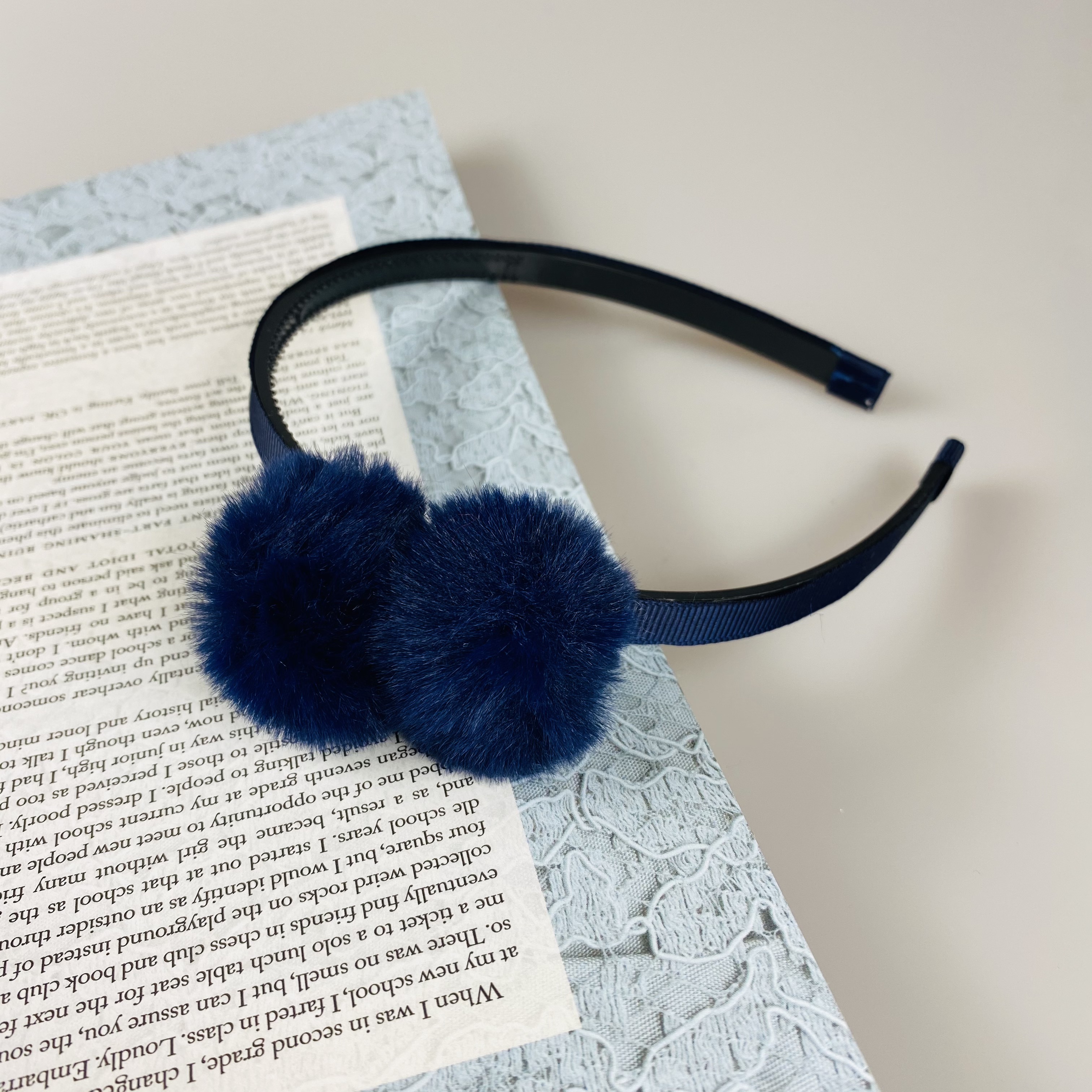 Čelenka s pom pom - modrá SG-8475H-M