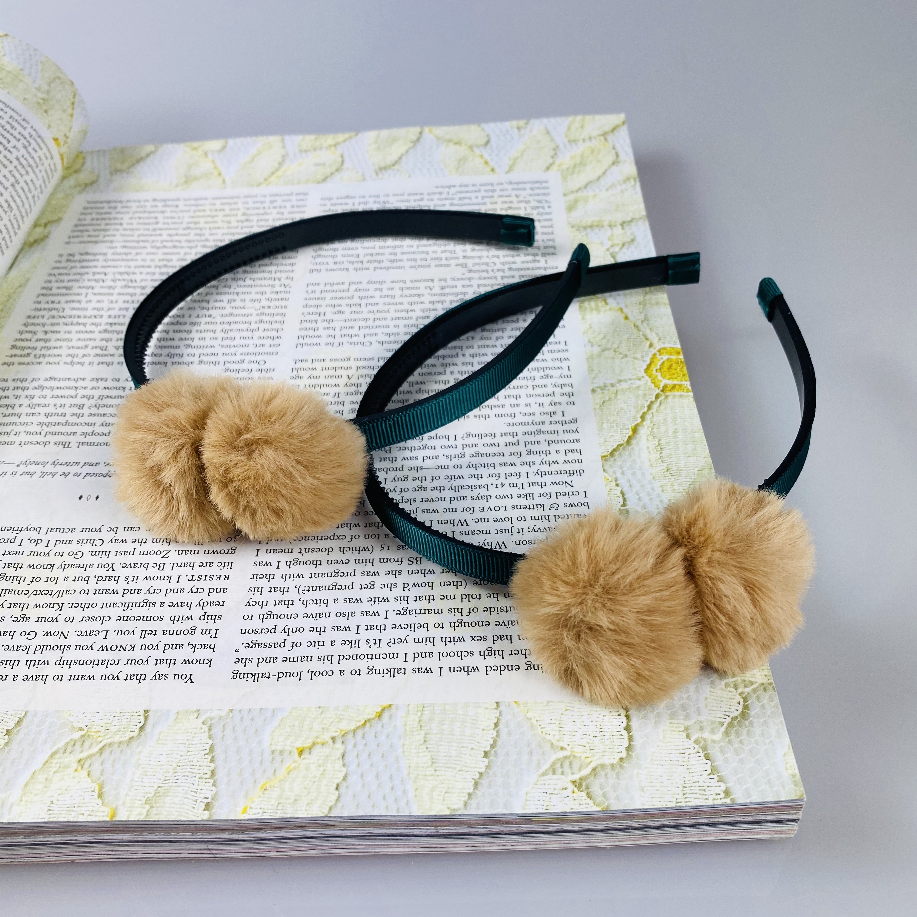 Čelenka s pom pom - zelená / hnedá SG-8475H-ZH