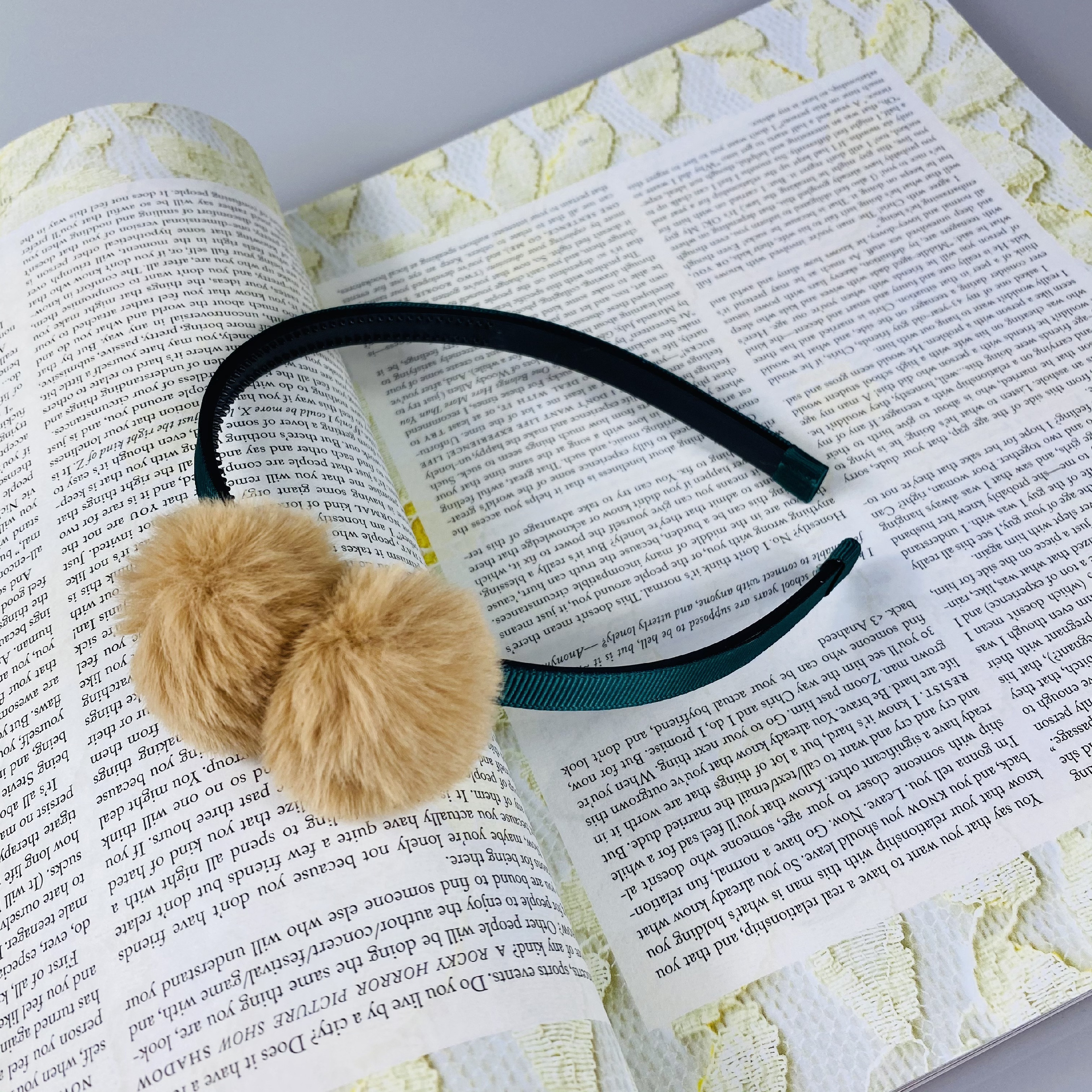 Čelenka s pom pom - zelená / hnedá SG-8475H-ZH