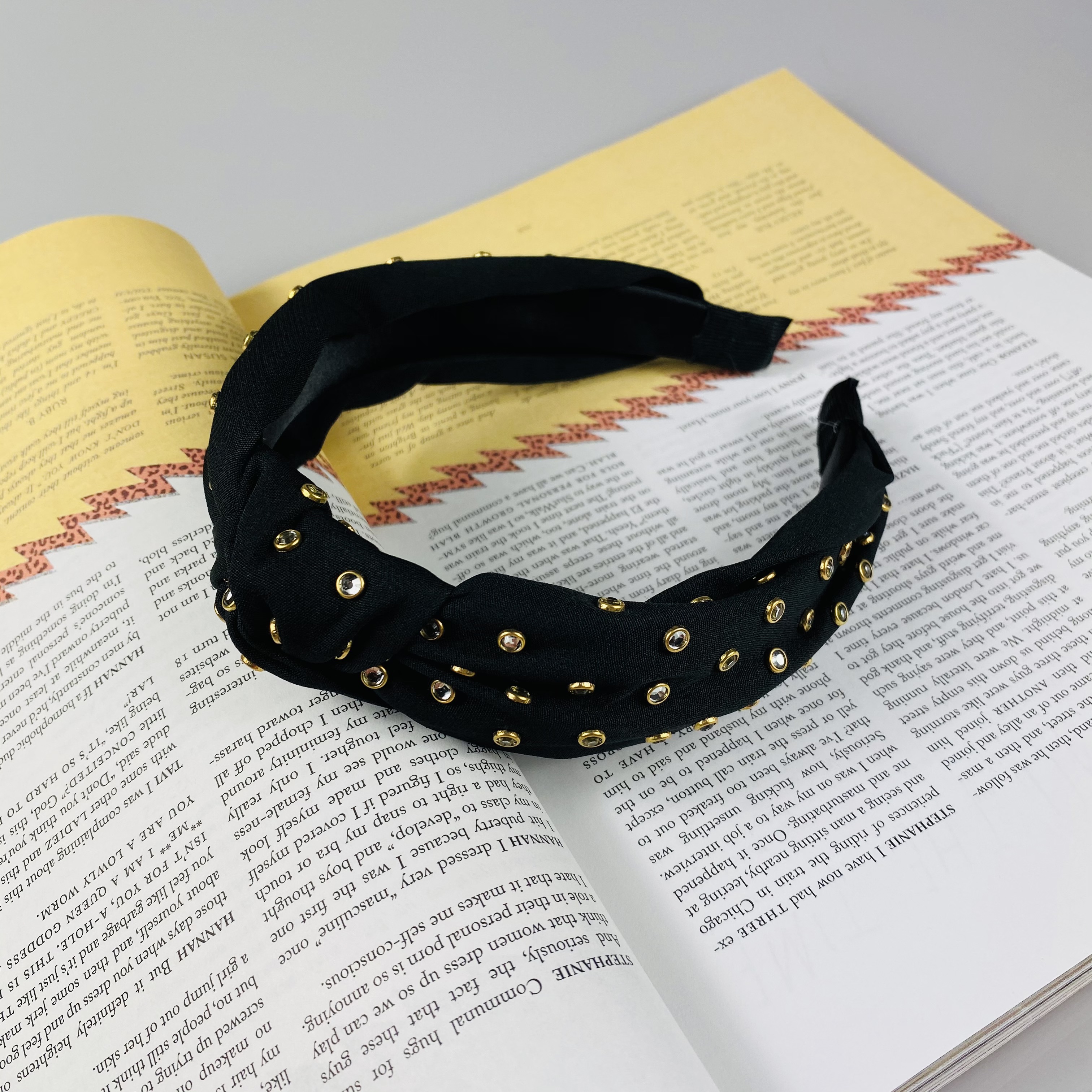 Čelenka s uzlom a kamienkami - čierna K-087