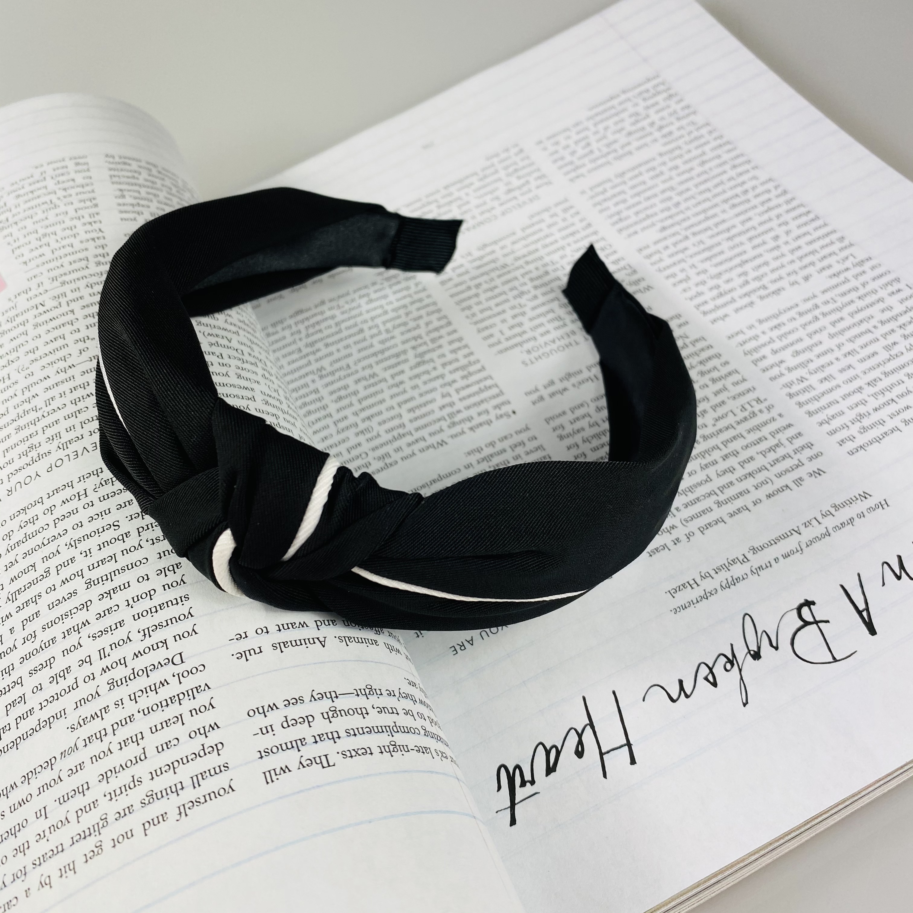 Čelenka s uzlom a pásikom - čierna K-086-C